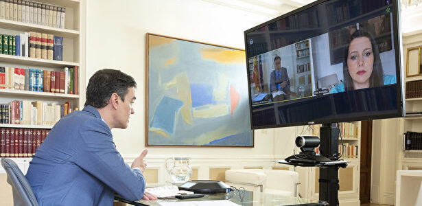 El presidente del Gobierno, Pedro Sánchez, durante una videoconferencia con la líder de Cs. | Moncloa