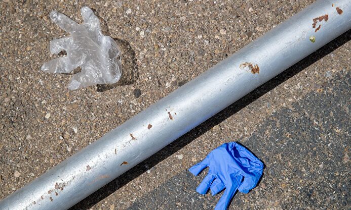 Unos guantes tirados en el aparcamiento de un supermercado. | EFE