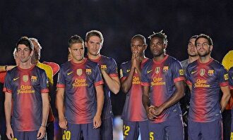 Álex Song (3d), con la camiseta del Barça. | Archivo