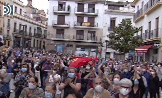 Cientos de personas se concentran para despedir a Julio Anguita en pleno estado de alarma