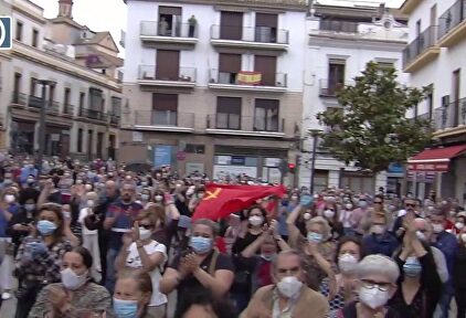 Cientos de personas se concentran para despedir a Julio Anguita en pleno estado de alarma