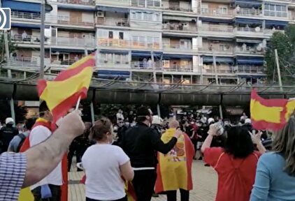 Un grupo de extrema izquierda intenta boicotear la cacerolada contra Sánchez en Alcorcón