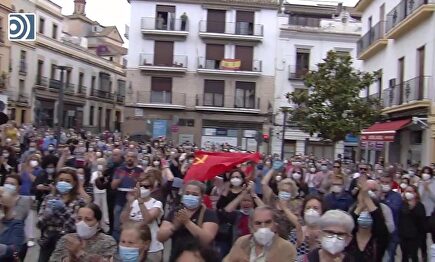 Cientos de personas se concentran para despedir a Julio Anguita en pleno estado de alarma