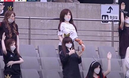 Las muñecas hinchables en las gradas. | Twitter