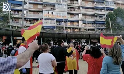 Un grupo de extrema izquierda intenta boicotear la cacerolada contra Sánchez en Alcorcón