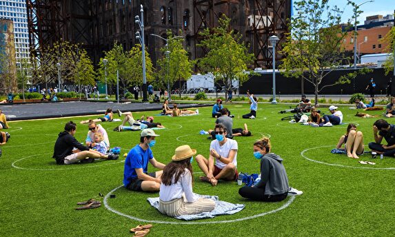 Pintan decenas de círculos sobre el césped en el parque Domino de Nueva York. | Cordon Press