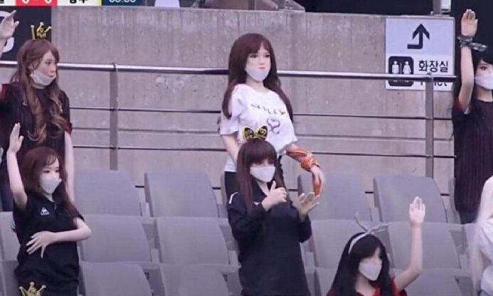 Las muñecas hinchables en las gradas. | Twitter