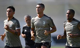 Entrenamiento de la Juventus de Turín con Cristiano Ronaldo, Dybala y Douglas Costa. | EFE