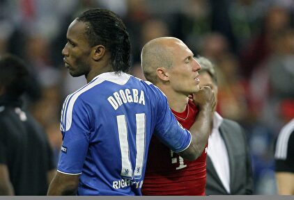 Didier Drogba consuela a Robben en la final de la Champions 2012. | Cordon Press