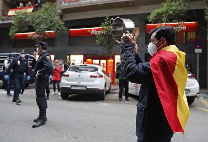 Vecinos del madrileño barrio de Salamanca se manifiestan contra el Gobierno. | EFE