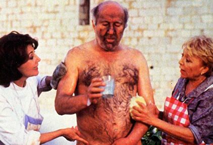 Concha Velasco y Amparo Soler Leal bañan desnudo a Michel Piccoli en 'París-Tombuctú' | Archivo