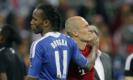 Didier Drogba consuela a Robben en la final de la Champions 2012. | Cordon Press
