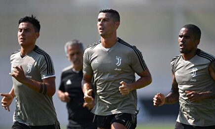 Entrenamiento de la Juventus de Turín con Cristiano Ronaldo, Dybala y Douglas Costa. | EFE