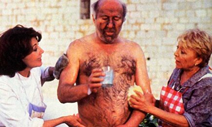 Concha Velasco y Amparo Soler Leal bañan desnudo a Michel Piccoli en 'París-Tombuctú' | Archivo