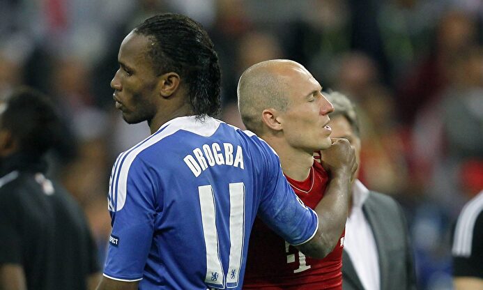 Didier Drogba consuela a Robben en la final de la Champions 2012. | Cordon Press