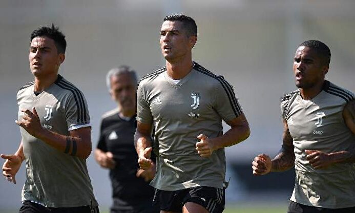 Entrenamiento de la Juventus de Turín con Cristiano Ronaldo, Dybala y Douglas Costa. | EFE