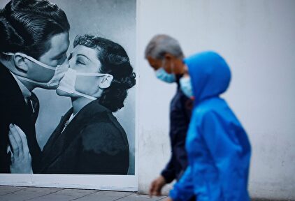 Personas protegidas con mascarillas | EFE