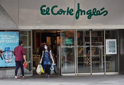 Chica con mascarilla saliendo de El Corte Inglés | Europa Press