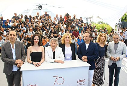 Delphine de Vigan (segunda por la derecha) con Roman Polanski en la presentación de 'Basada en hechos reales' | Cordon Press