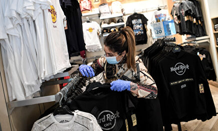 Una dependienta ordena ropa en la tienda del Hard Rock Café de Berlin | Europa Press