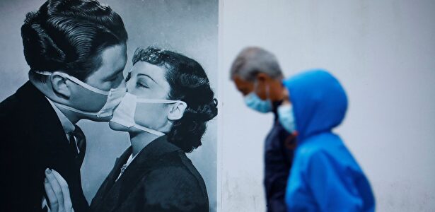 Personas protegidas con mascarillas | EFE