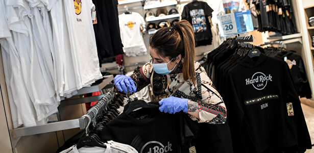 Una dependienta ordena ropa en la tienda del Hard Rock Café de Berlin | Europa Press