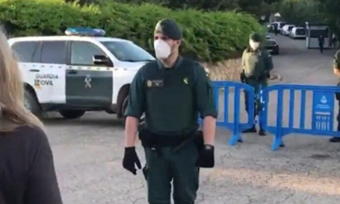 La Guardia Civil, cerrando el paso a la calle en que residen Pablo Iglesias e Irene Montero