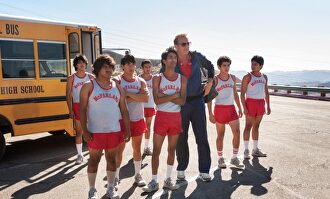 El grupo de corredores junto a Kevin Costner. | Escena de la película