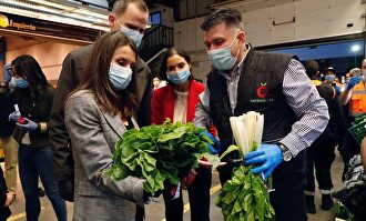 Los Reyes visitan Mercamadrid por sorpresa y de madrugada