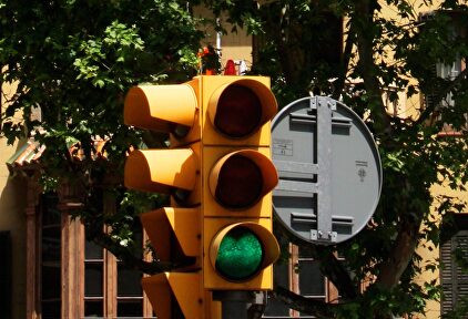 Uno de los semáforos amarillos característicos de Barcelona. | Cordon Press