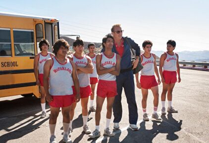 El grupo de corredores junto a Kevin Costner. | Escena de la película
