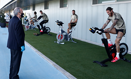 Florentino Pérez charla con Sergio Ramos. | Real Madrid