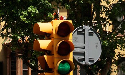 Uno de los semáforos amarillos característicos de Barcelona. | Cordon Press