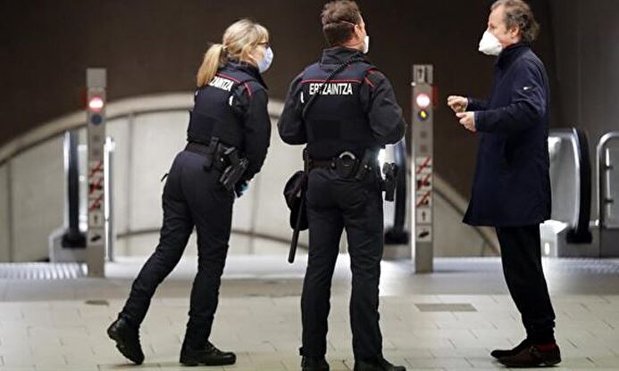 Agentes de la Ertzaintza durante el estado de alarma por el COVID-19. | EFE