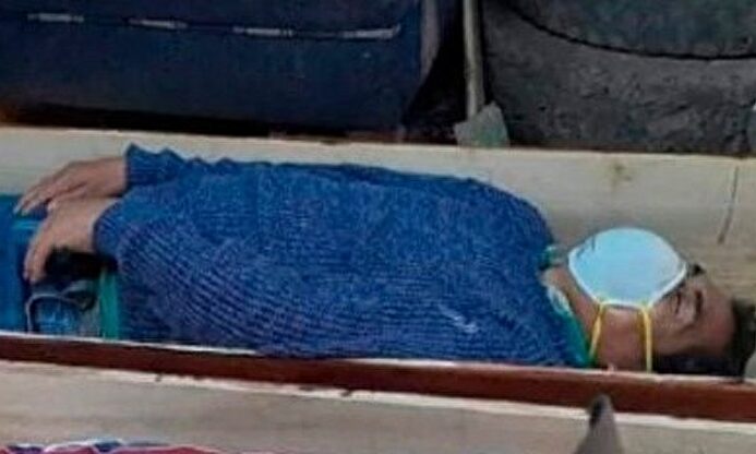 Imagen del alcalde en el ataúd. | Twitter