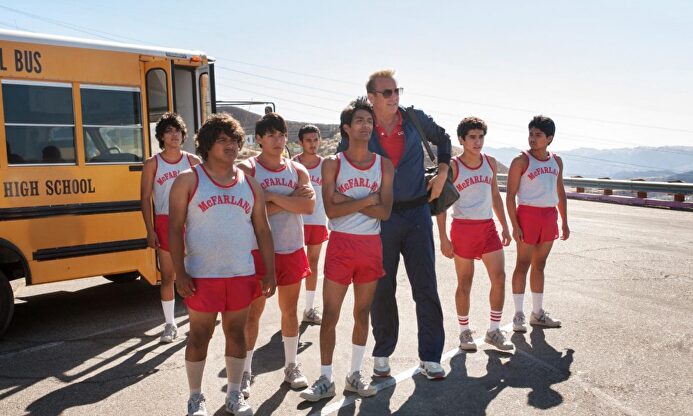 El grupo de corredores junto a Kevin Costner. | Escena de la película