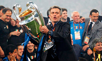 José Mourinho posa con la Copa de Europa, minutos antes de cerrar su acuerdo con Florentino Pérez. | Archivo