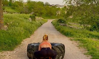 El reto viral de Lydia Valentín con una rueda de tractor