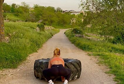 El reto viral de Lydia Valentín con una rueda de tractor