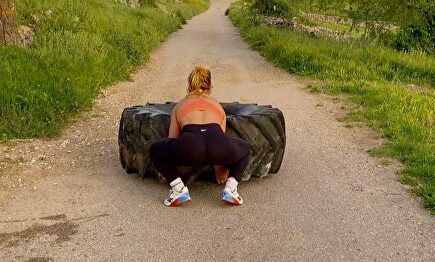 El reto viral de Lydia Valentín con una rueda de tractor