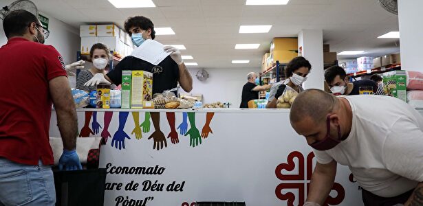 Varios voluntarios del economato interparroquial gestionado por Cáritas en la ciudad de Torrent (Valencia) | EFE