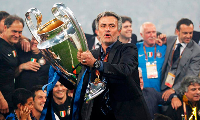 José Mourinho posa con la Copa de Europa, minutos antes de cerrar su acuerdo con Florentino Pérez. | Archivo