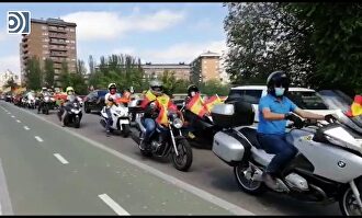 Centenares de vehículos y motocicletas llenan las calles de Valladolid en la caravana de Vox