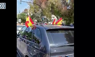 Una gran caravana de coches con banderas de España toma Valencia para protestar contra el gobierno