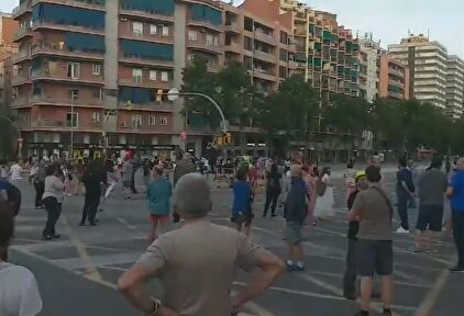 Decenas de personas cortan la Meridiana en Barcelona. | Twitter