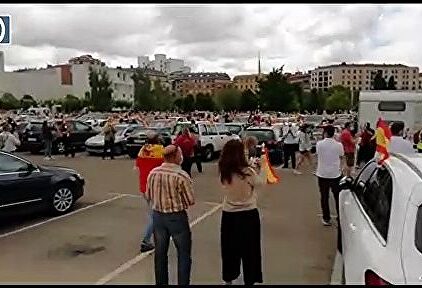 Decenas de vehículos han participado en León en la manifestación caravana promovida por Vox