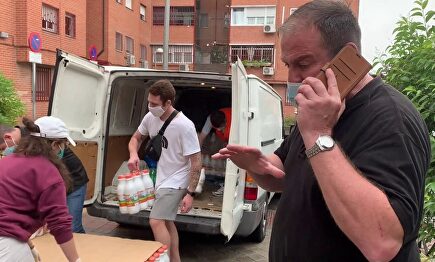 Una UCI contra el hambre en Vallecas: "Hay que valer para ponerse en la cola y que te vean los vecinos"