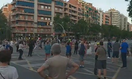 Decenas de personas cortan la Meridiana en Barcelona. | Twitter