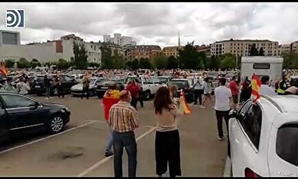Decenas de vehículos han participado en León en la manifestación caravana promovida por Vox