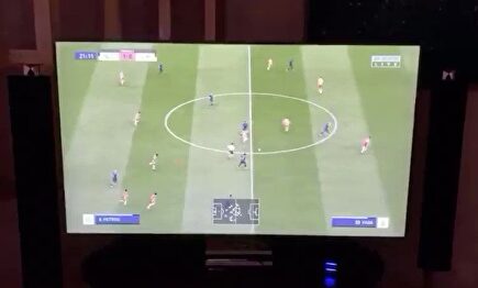 El jeque y dueño del Almería revienta una televisión de una patada jugando al FIFA